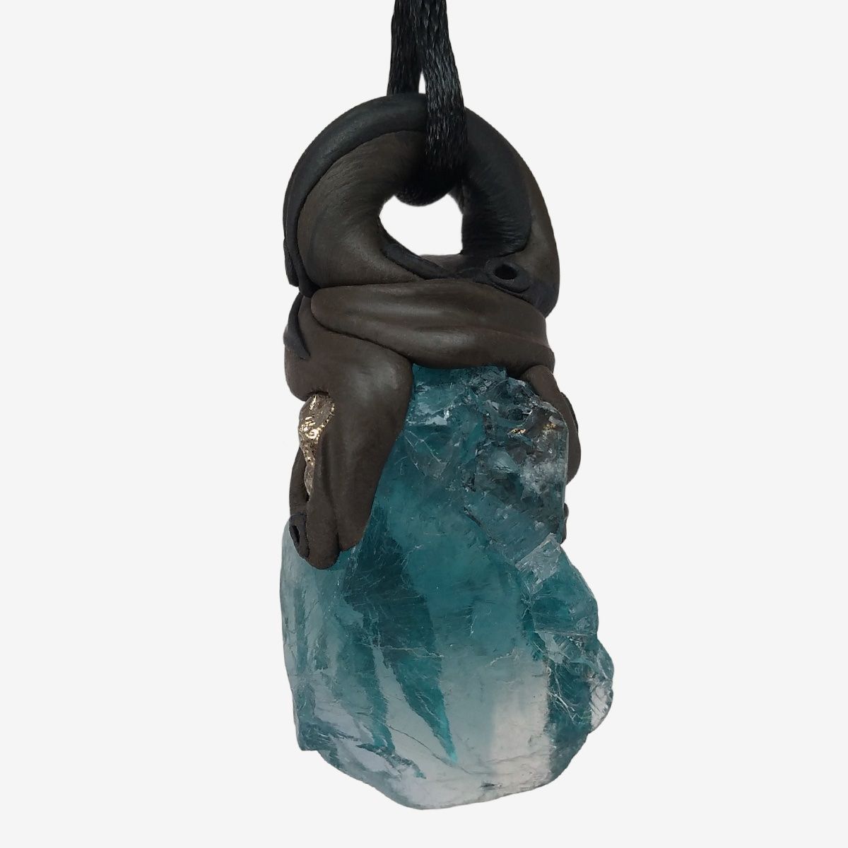 Minerali & Pietre curative: Blauer roher Fluorit Steinanhänger mit eingefasstem Pyrit – Nuovo e nell'imballaggio originale da Meilen venduto da Kaleidoskopia 1
