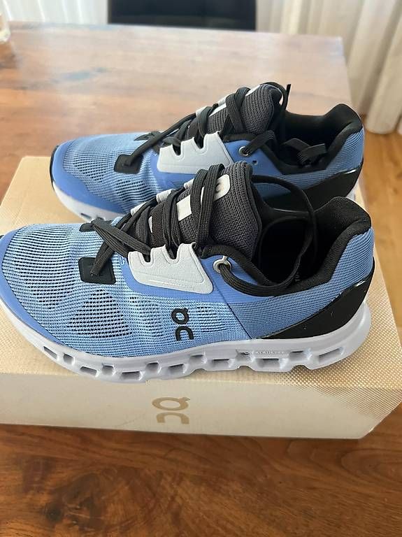 On Damenschuhe: Neue On Cloud Cloudstratus Sneakers Grösse 36.5 – Gebraucht aus Arlesheim von FS_79