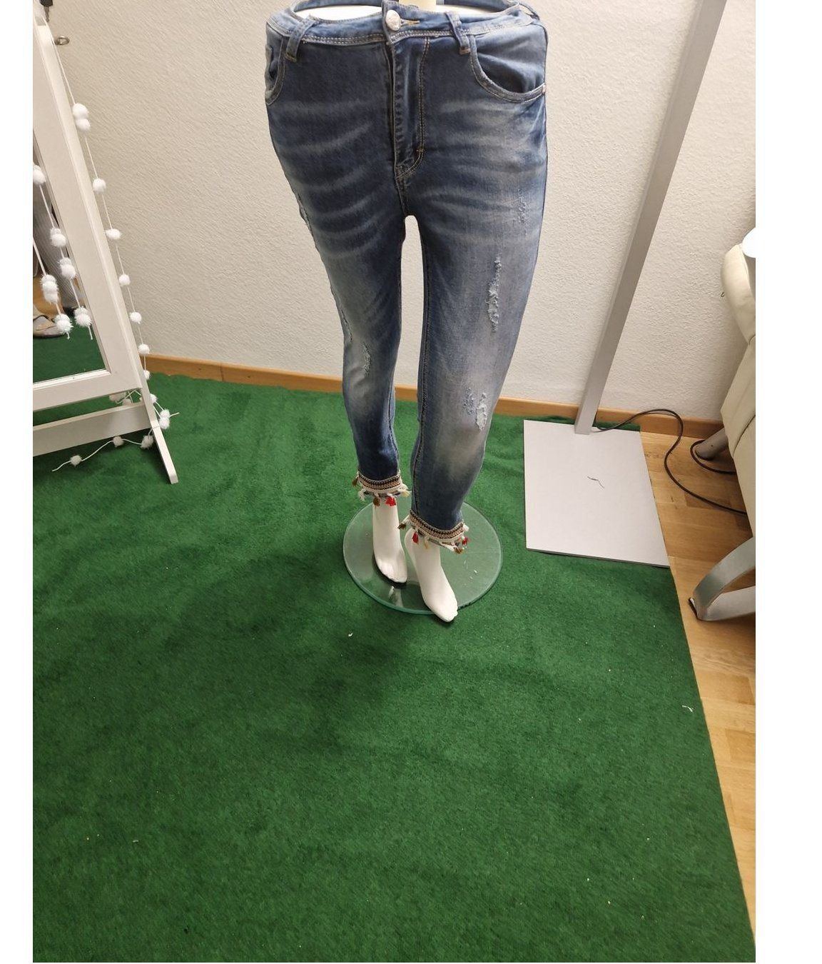 Jeans: Jeans mit stickerei Gr.38 – Nuovo (secondo la descrizione) da Glattbrugg venduto da majuska01