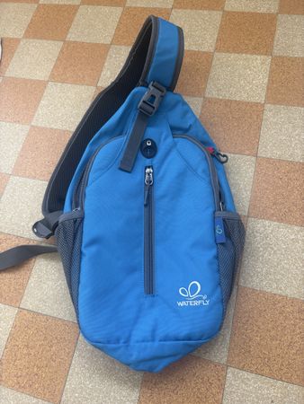 Praktischer Sling Bag / Crossbody Bag, blau, neuwertig!