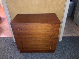 ältere braune Komode