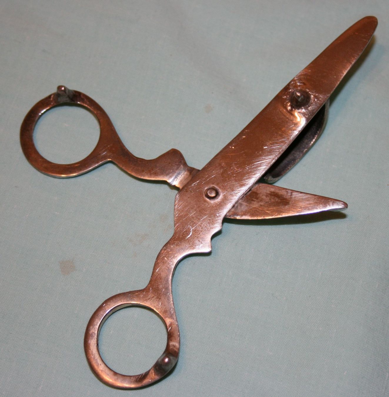 Tutti gli attrezzi: Antike Kerzenschere (Dochtschere) versilbert oder so. – Usato da Cadenazzo venduto da Mikeshop 2