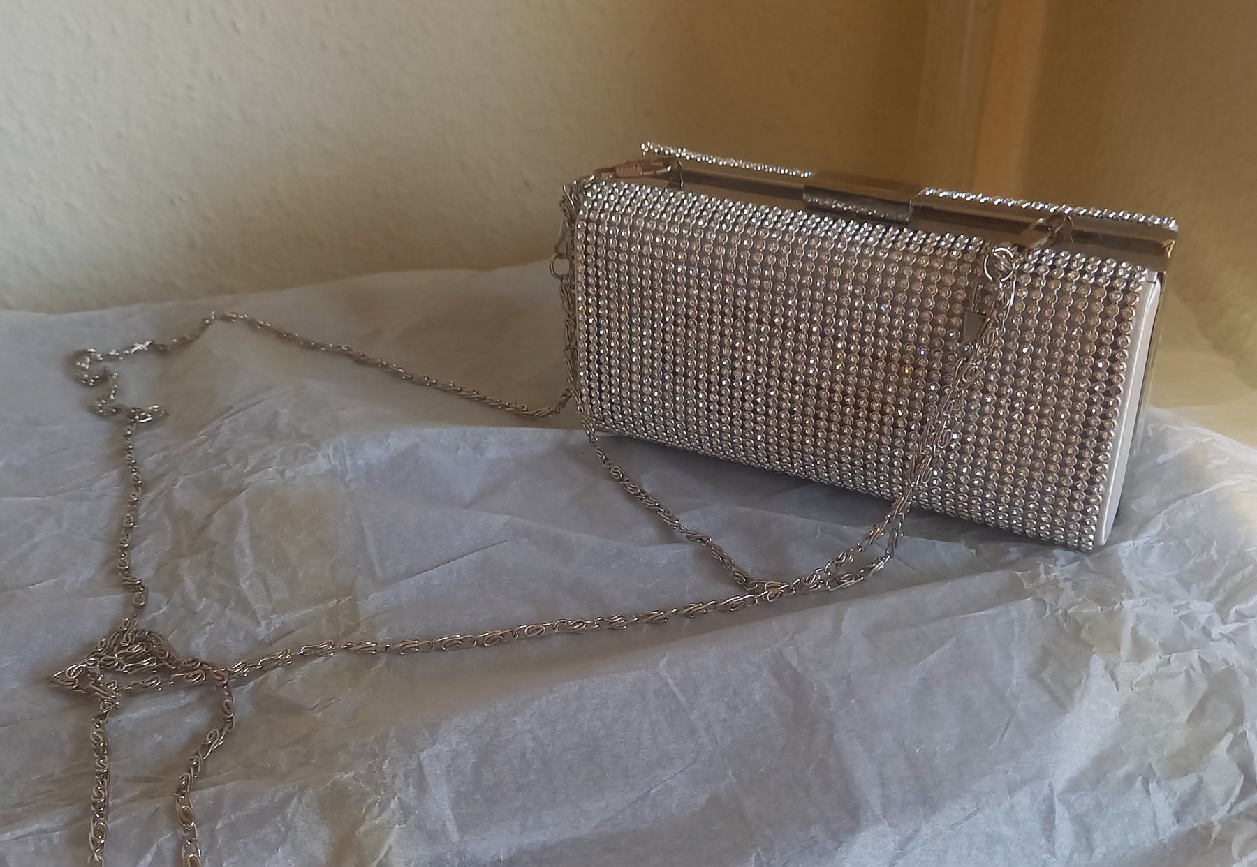 Borse da donna: Pochette Strass Argentée avec chaîne – Nuovo (secondo la descrizione) da LE GRAND-SACONNEX venduto da nathyvan1974