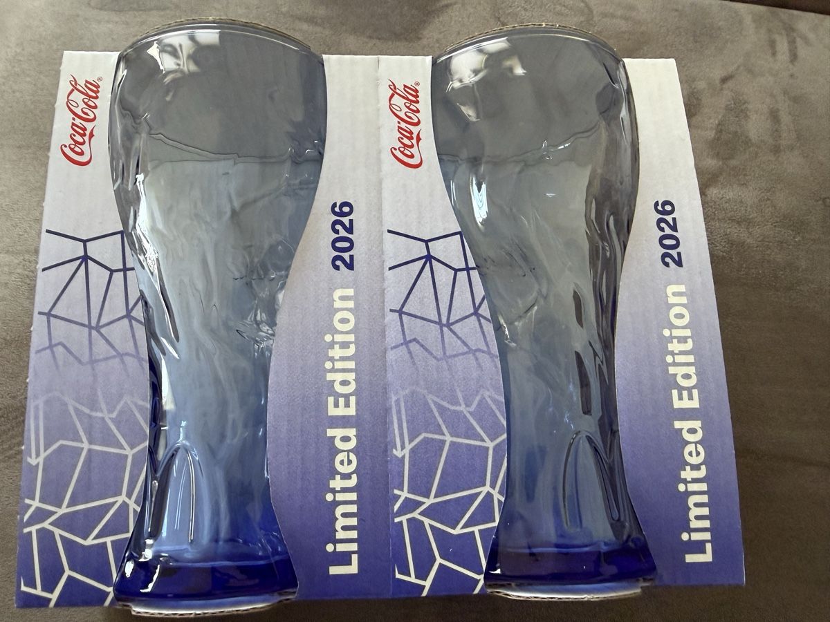Coca-Cola Bicchieri: Blaue Coca Cola Gläser Limited Edition 2026  – Nuovo e nell'imballaggio originale da St. Gallen venduto da Gizmotigi