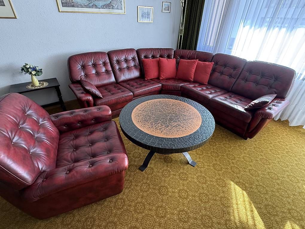 Chesterfield Divani: Chesterfield Sofer mit einem runden Couchtisch – Usato da St. Moritz venduto da sav_gd28