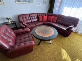 Chesterfield Sofer mit einem runden Couchtisch