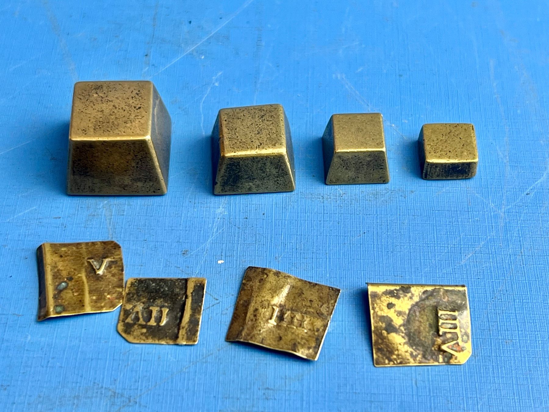 Waagen und Gewichte: 8 prächtige antike Apothekergewichte Messing oder Bronce – Gebraucht aus Unterengstringen von Gustav03 4