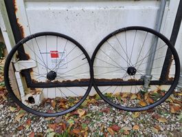 Roues 28" HUNT four Season Disc