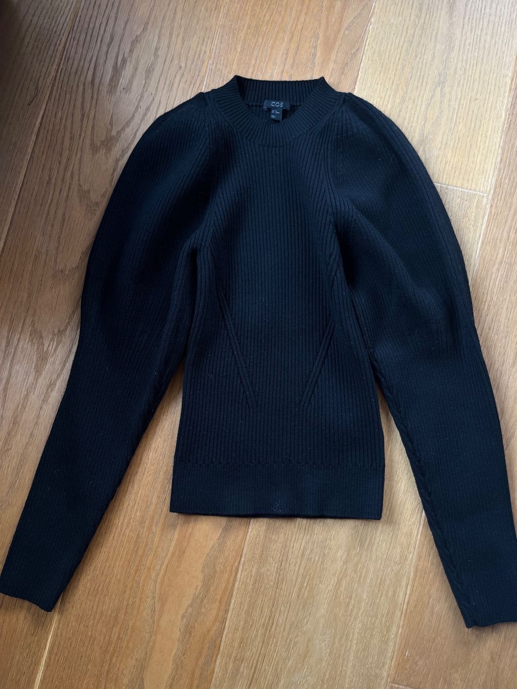 Cos Maglioni & Felpe: COS Strickpullover mit Puffärmeln, Schwarz, Grösse XS – Usato da Wädenswil venduto da Iana32