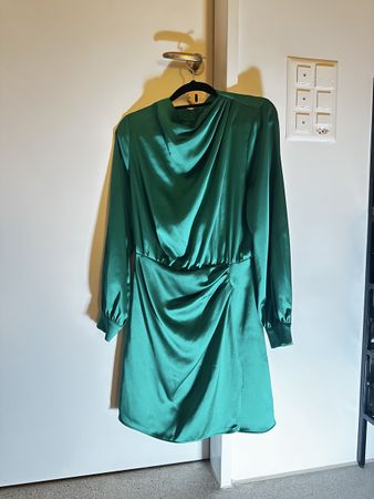 Zara Kleid in Smaragdgrün – glänzender Stoff, lange Ärmel