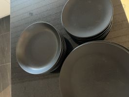 Teller-Set schwarz matt Gebrauchsspuren