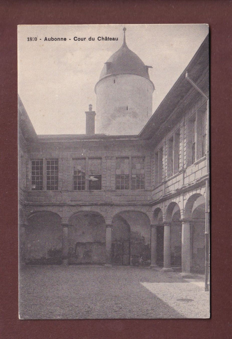 Cartes postales: AUBONNE - Cour du Château – D'occasion à Pully par nicecards-shop