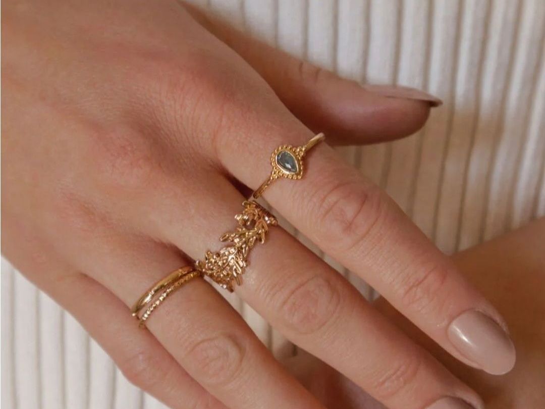 Anelli: Schöner goldiger Ring mit Glasstein grün Gr. 50 – Nuovo e nell'imballaggio originale da Wetzikon ZH venduto da FundusFuchs 1