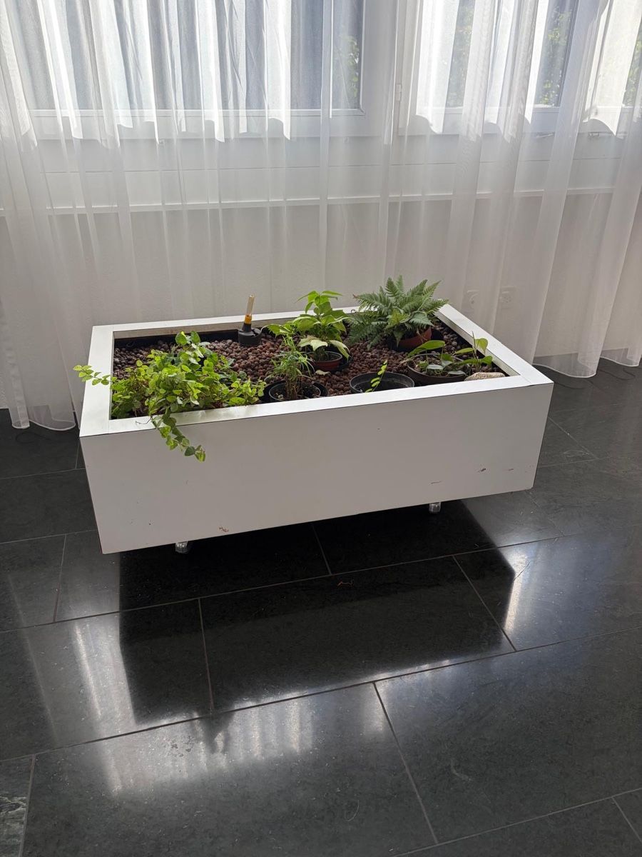 Vasi per fiori: Moderne Blumenkrippe mit eckiger Kupferwanne  – Usato da Wettingen venduto da gio_d29c 4