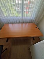 Schreibtisch mit leichten Gebrauchsspuren -