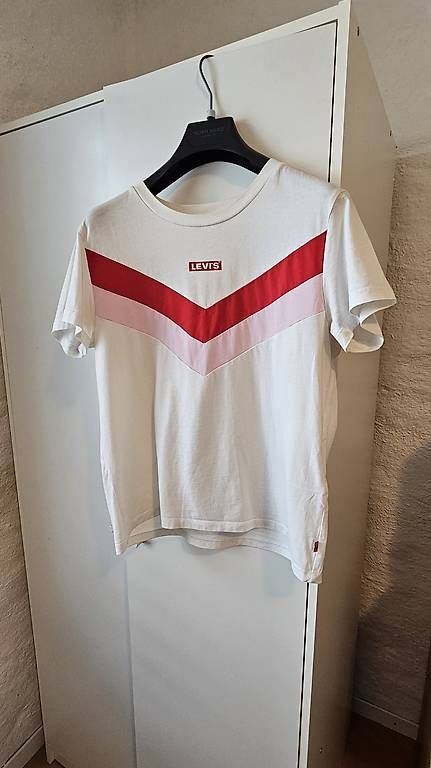 T-shirt: Levis t-shirt S – Usato da Basel venduto da kai_2d7g