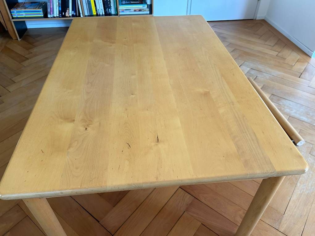 Tavoli: Massiver Kindertisch aus Birkenholz, variable Höhe – Usato da Schaffhausen venduto da RobertG01 1