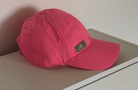 Casquette Adidas rose, idéale pour l'été - Comme neuf!