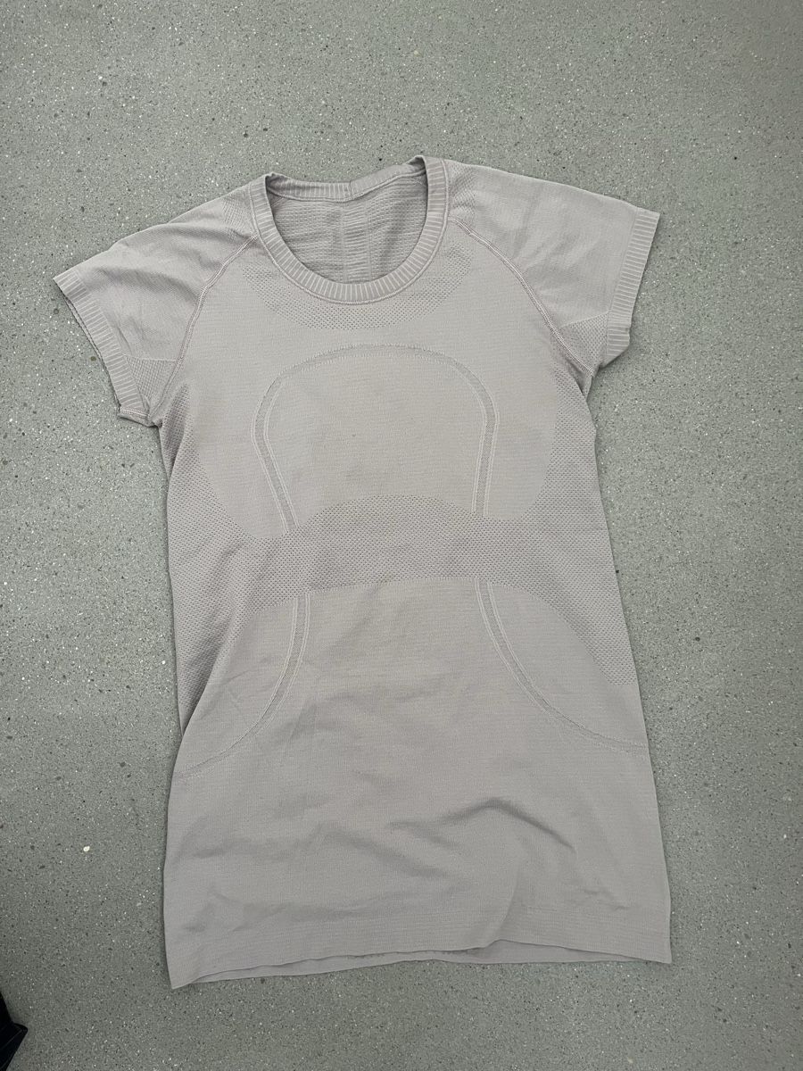Lululemon T-shirt: Lululemon Shirt Gr. 8 – Usato da Dottikon venduto da kat_jk9m