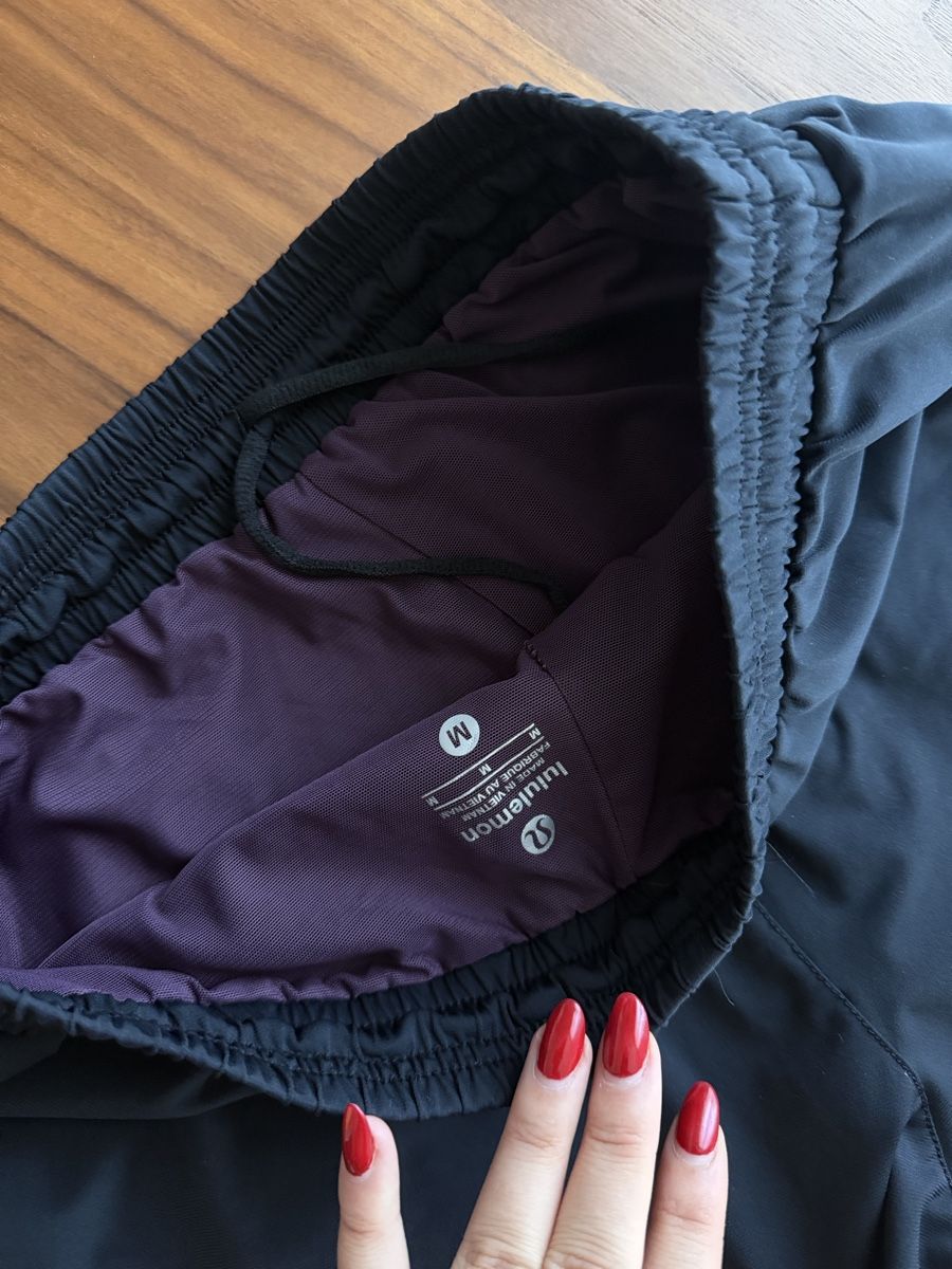 Lululemon Pantalons: Lululemon Shorts Grösse M – D'occasion à Zürich par nadinegmd 3