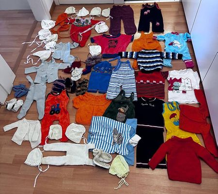 Diverse Babykleidung