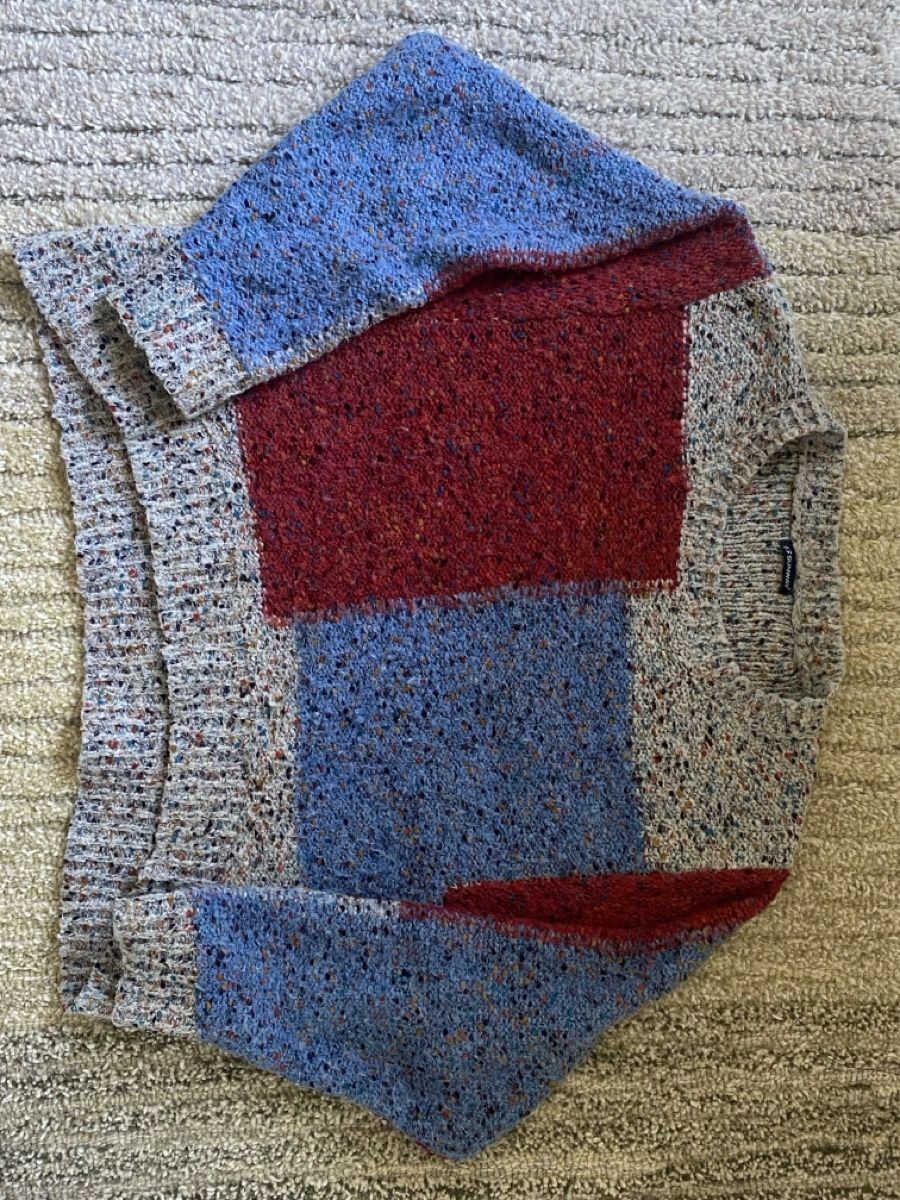 Pullover & Sweatshirts: Secondhand pulli Grau/Rot/Blau – Gebraucht aus Sempach von MantaHanta