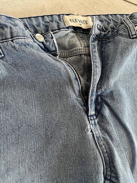 Jeans: ELEVATE Clothing Jeans hellblau Gr. 34 – Usato da Ballwil venduto da Soia 1