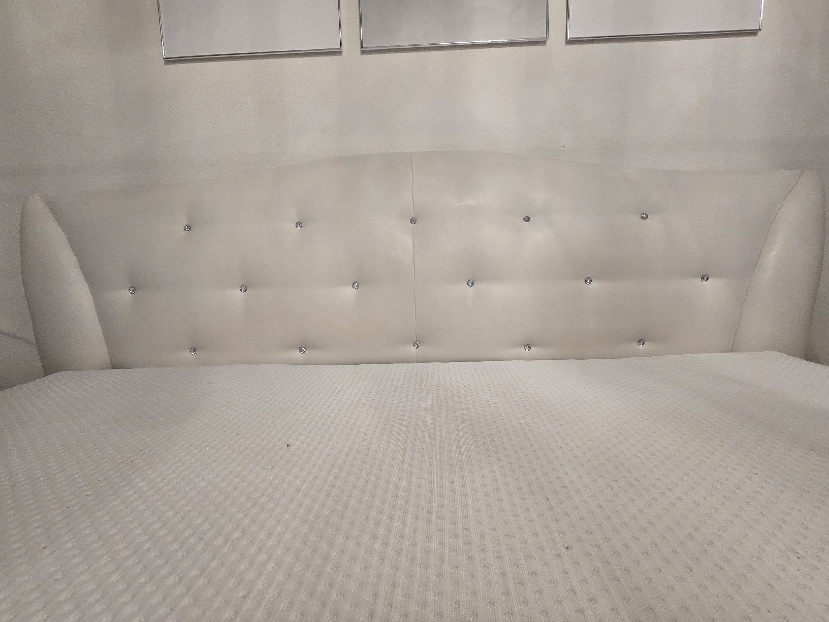 Lits: Bett mit Ziersteinen – D'occasion à Romanshorn par lhe_6vkw