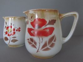 2 alte Porzellan-Krüge, Spritzdecor