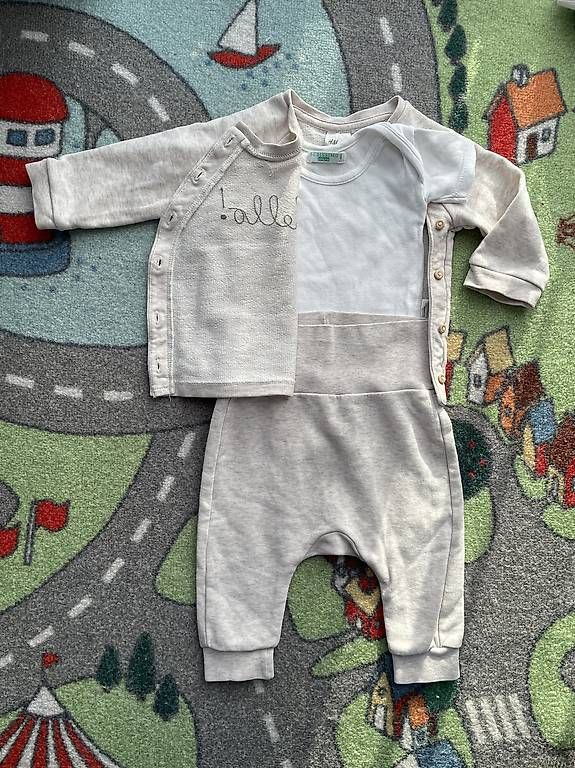 H&M Lotti & Set di vestiti: Set H&M Grösse 62 Hose + Jackchen – Usato da Kaltbrunn venduto da mar_7jpc 1