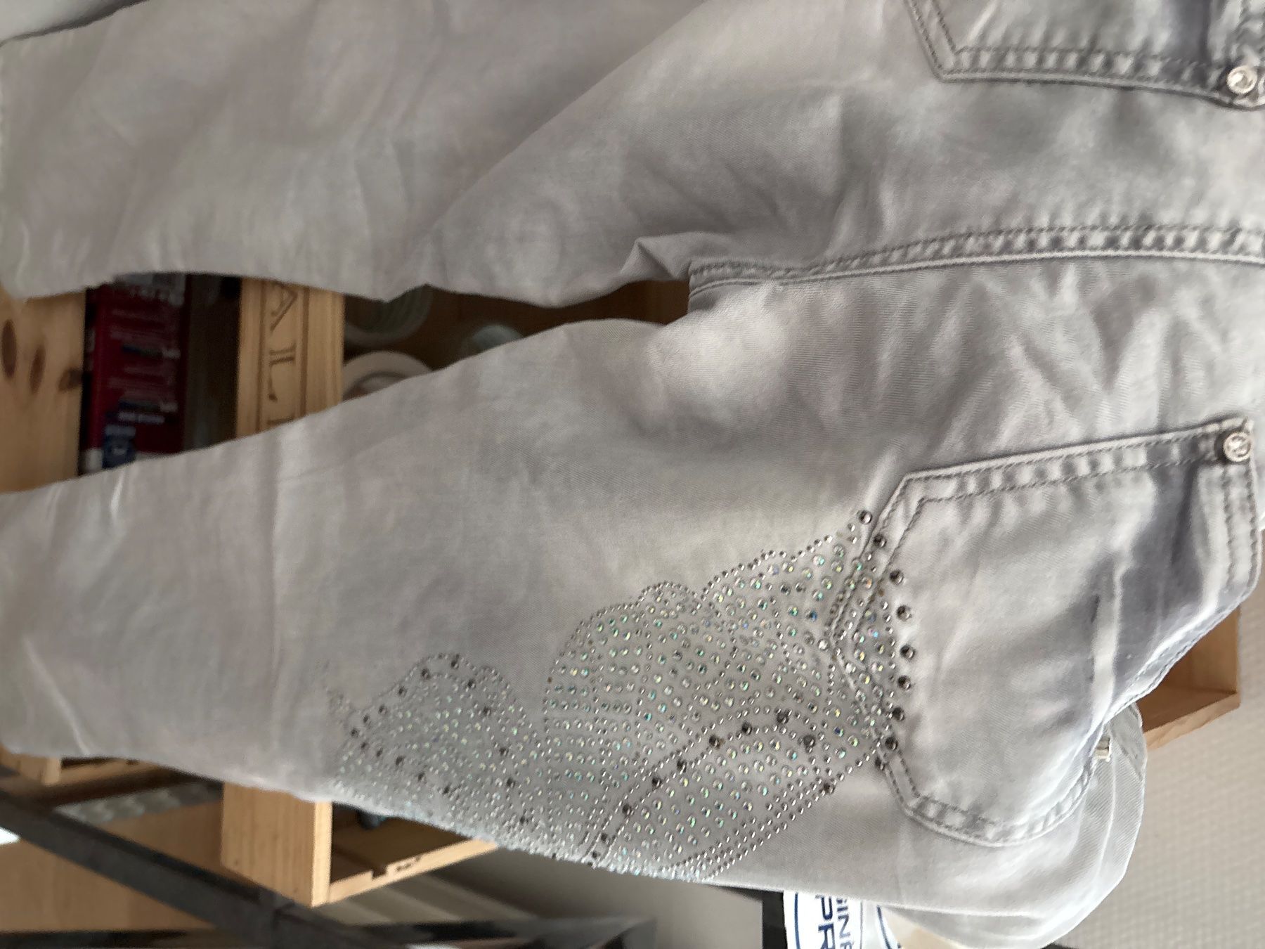 Jeans: Jeans grau Gr. 36 mit Steinen – Nuovo (secondo la descrizione) da Kaltbrunn venduto da Modern 3