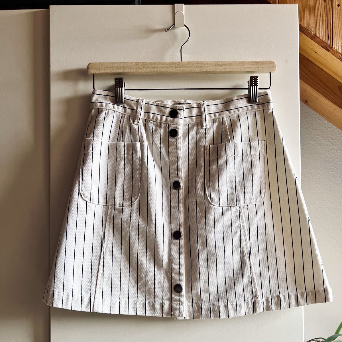 Monki Röcke: Jupe blanche à rayures tennis Taille 36-38 – Gebraucht aus Fribourg von alex_afs