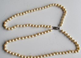 Elegante Perlenkette, zeitlos!