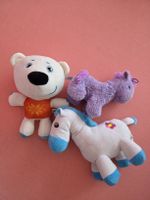 3 Kuscheltiere: Bär, blaues Pferd und lila Pony