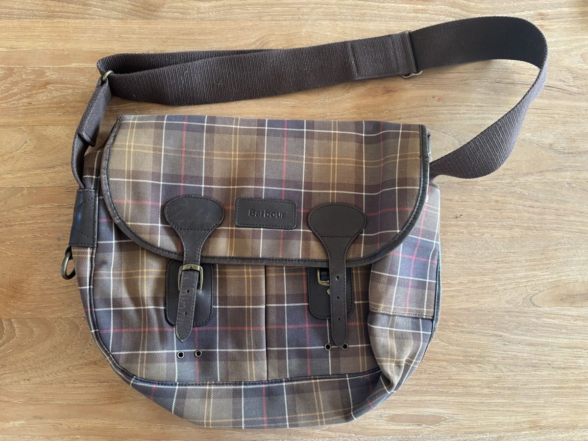 Barbour Borse: Barbour Segeltuch Umhängetasche – Usato da Biel-Benken BL venduto da frauvomfluss
