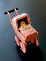 Puppenwagen 1 : 12 mit Püppchen f/Puppenstuben. NP 21.50.