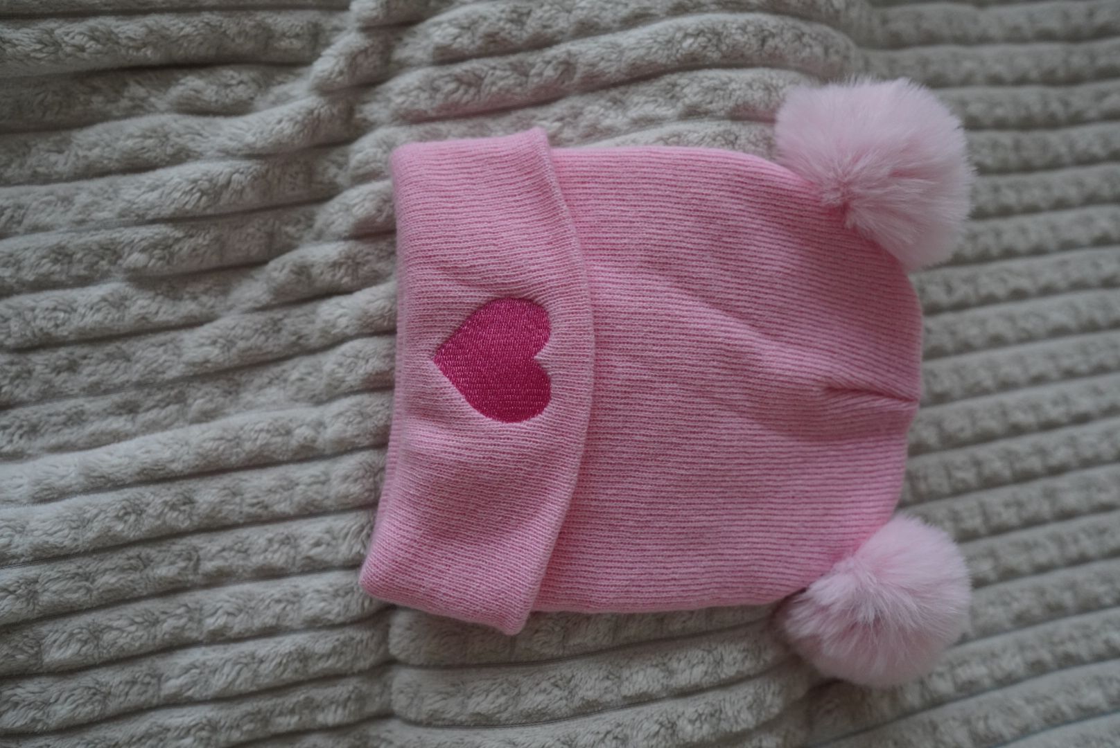 Chapeaux, bonnets & casquettes: Bonnet rose avec pompons – Neuf – Neuf (Voir description) à Onex par Magou_31 2