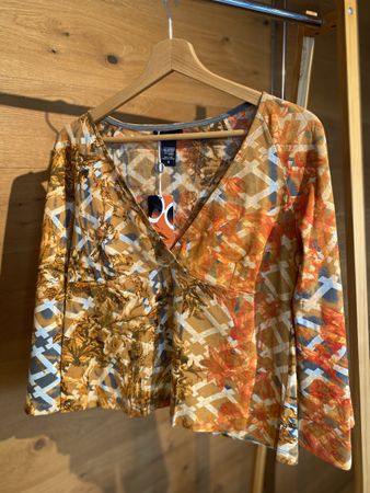 Top Von Custo Barcelona mit wunderschönen Farben