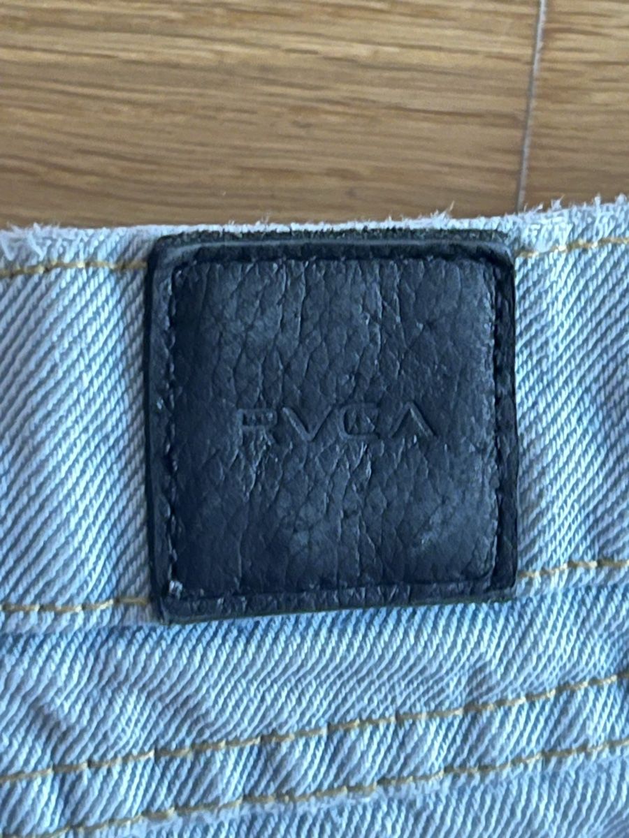 RVCA Pantaloni: RVCA Jeans Shorts, Grösse 28 – Usato da Frauenfeld venduto da heyLani 2