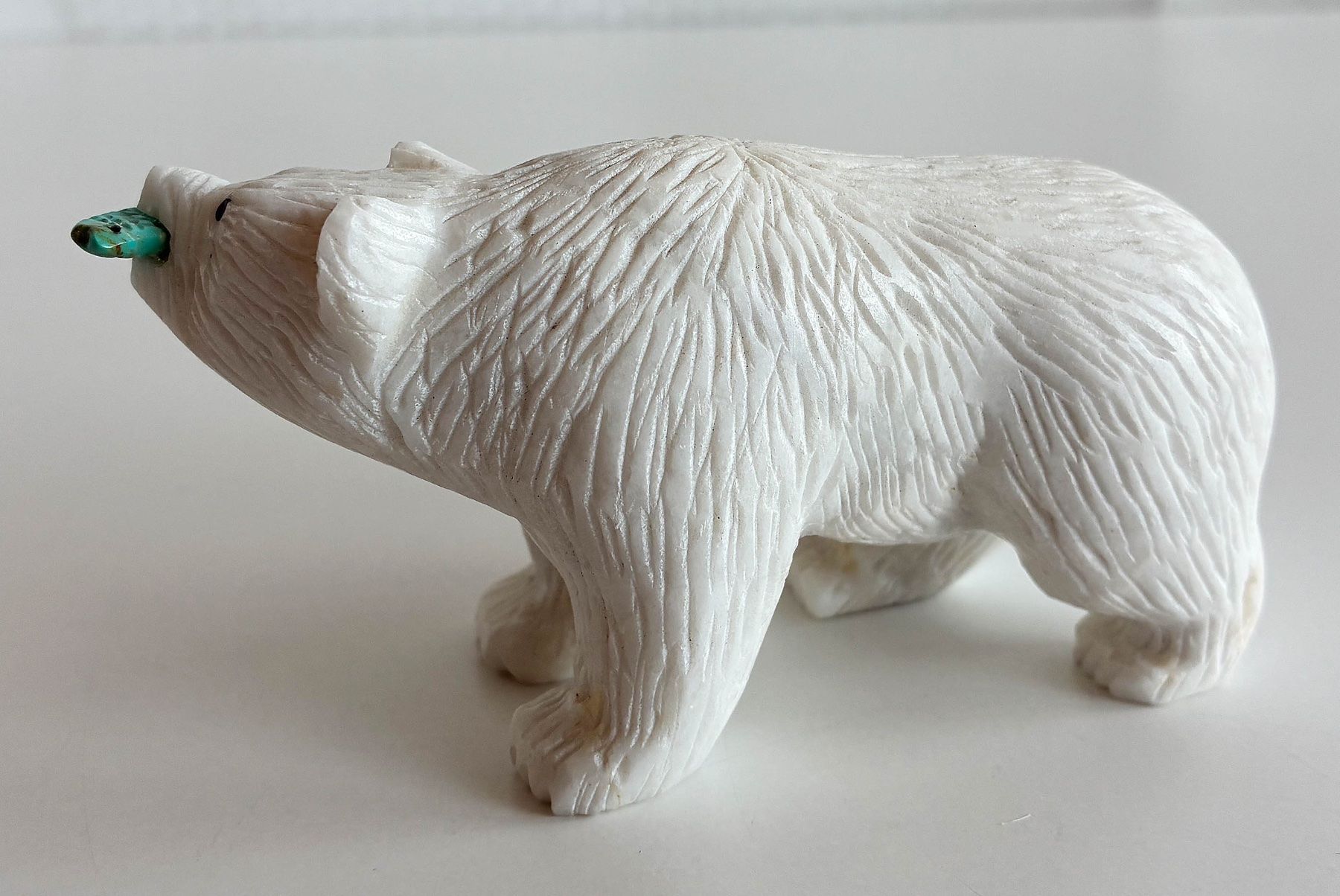 Statuette: Alabaster Eisbär mit Fisch – Usato da Bäretswil venduto da robsonantik 3