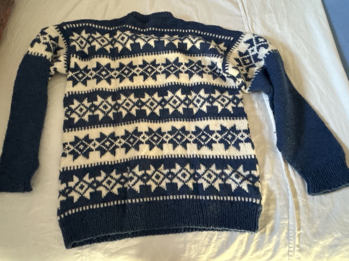 Pullover & Sweatshirts: Warmer Winter Pullover, Norweger Strickmuster, Grösse M – Gebraucht aus Biel/Bienne von guggerj 1