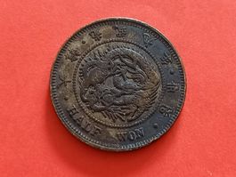 Asiatische Münze "half won", 14g