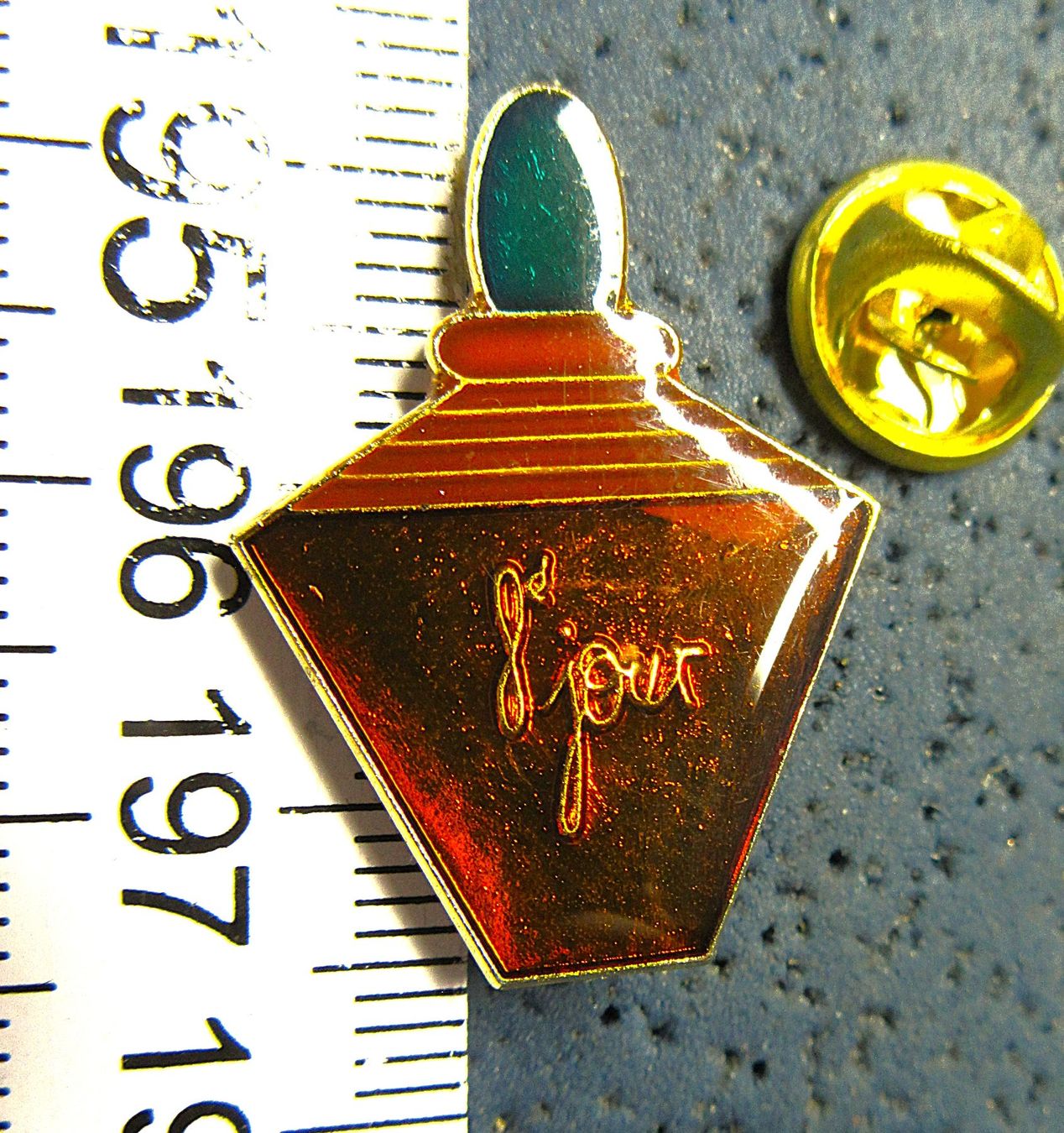 Plaquettes & Badges: PARFUM PIN GLASIERT GOLDIG – D'occasion à Ettingen par Hausi4711
