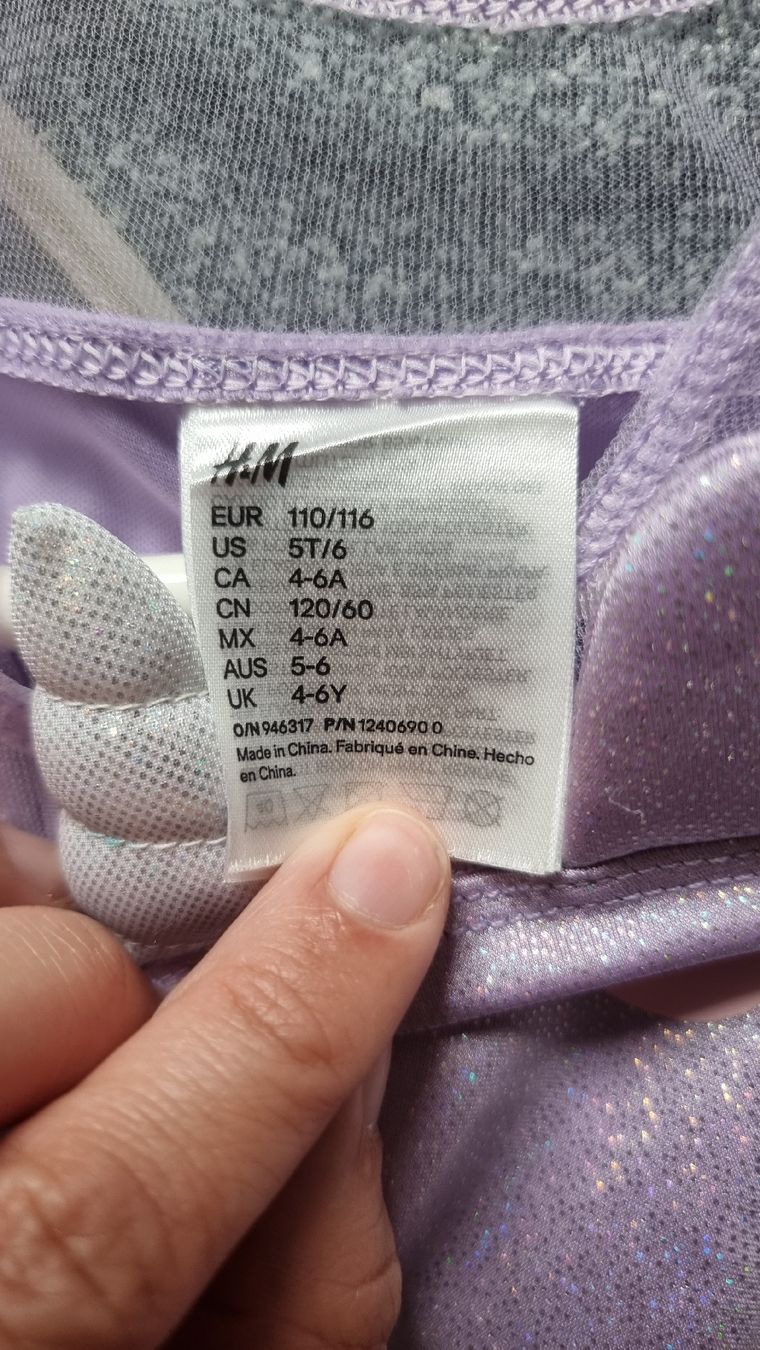 H&M Robes et jupes: Robe Licorne 110/ 116 – D'occasion à Les Breuleux par Mily1991 4