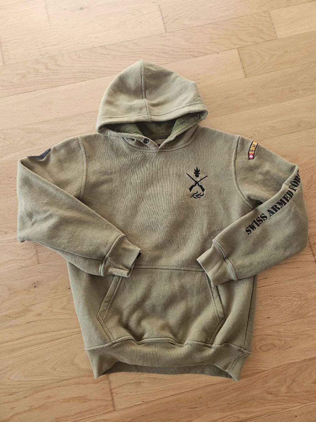 Pulls & Sweat-shirts: Kapuzenpullover Swiss Armed Forces Grösse M olive  – D'occasion à Abtwil AG par Ayline.a8