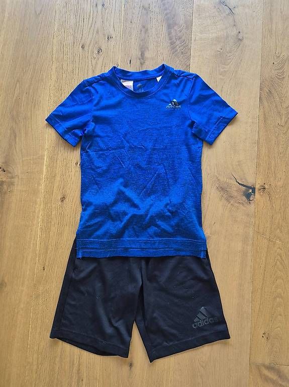 Lotti & Set di vestiti: Sportset adidas Gr.128 – Usato da Nidau venduto da Jil12 4