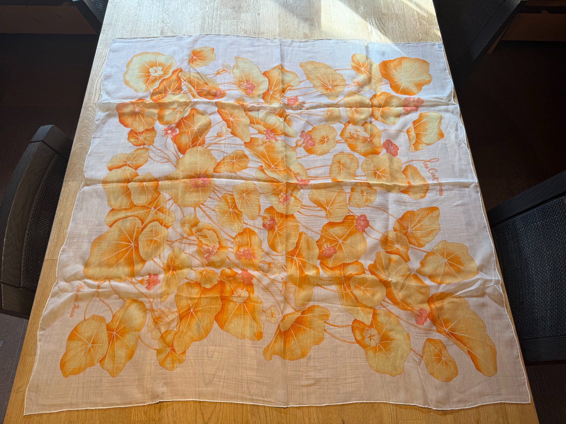 Hermès Foulards, Tücher & Schals: Vintage Hermès Paris "Les Capucines" Silk Scarf – Gebraucht aus Grund b. Gstaad von ReLuxe