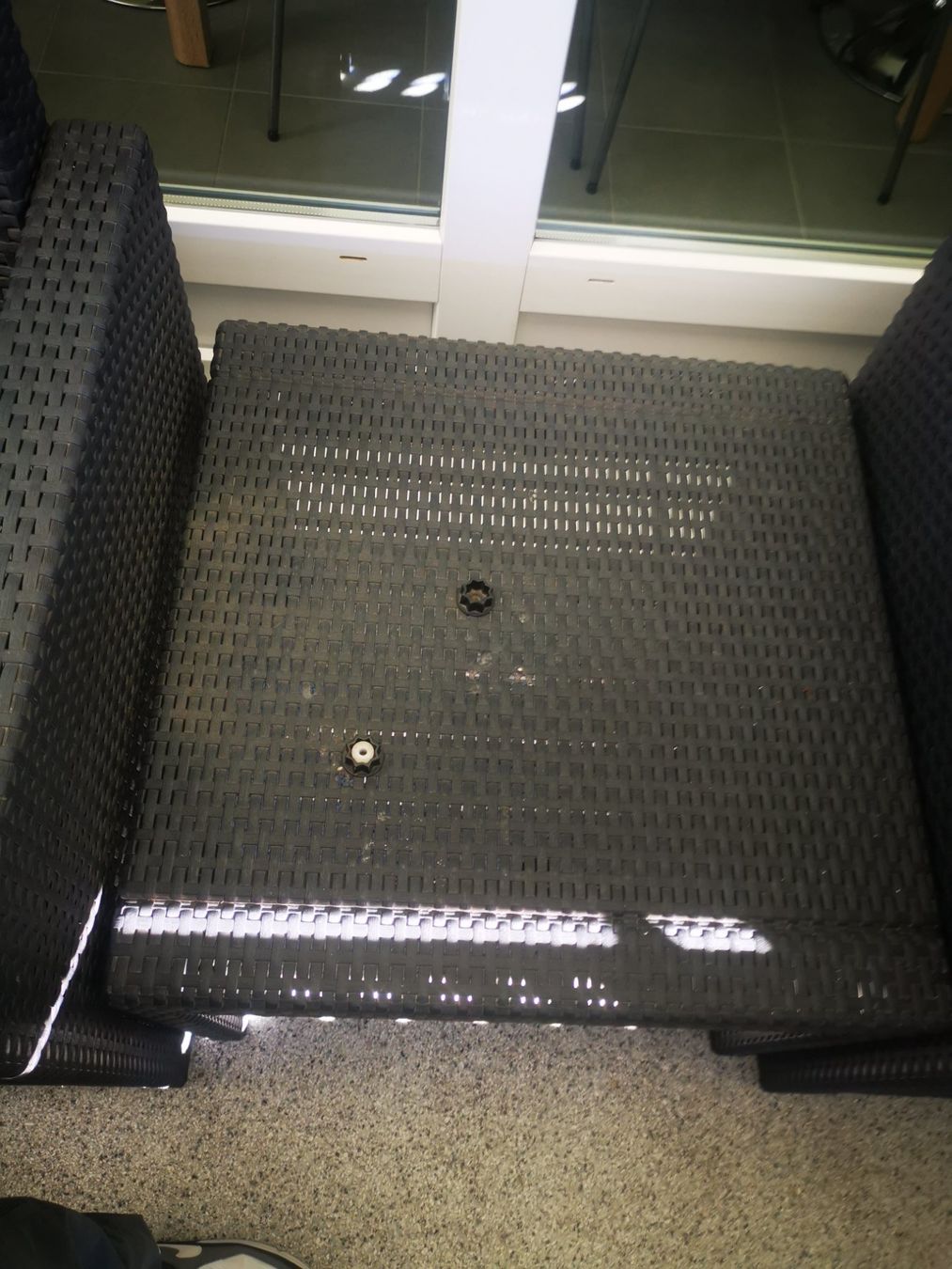 Set di tavolo e panche: Canapés balcon – Usato da Epalinges venduto da GERM 3