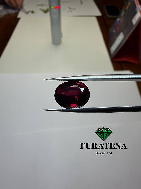 Pierre Précieuse Grenat Rhodolite De Tanzanie - 1,45 Carats, Coupe Ovale, Pureté VVS - Magnifique Qualité AAAA