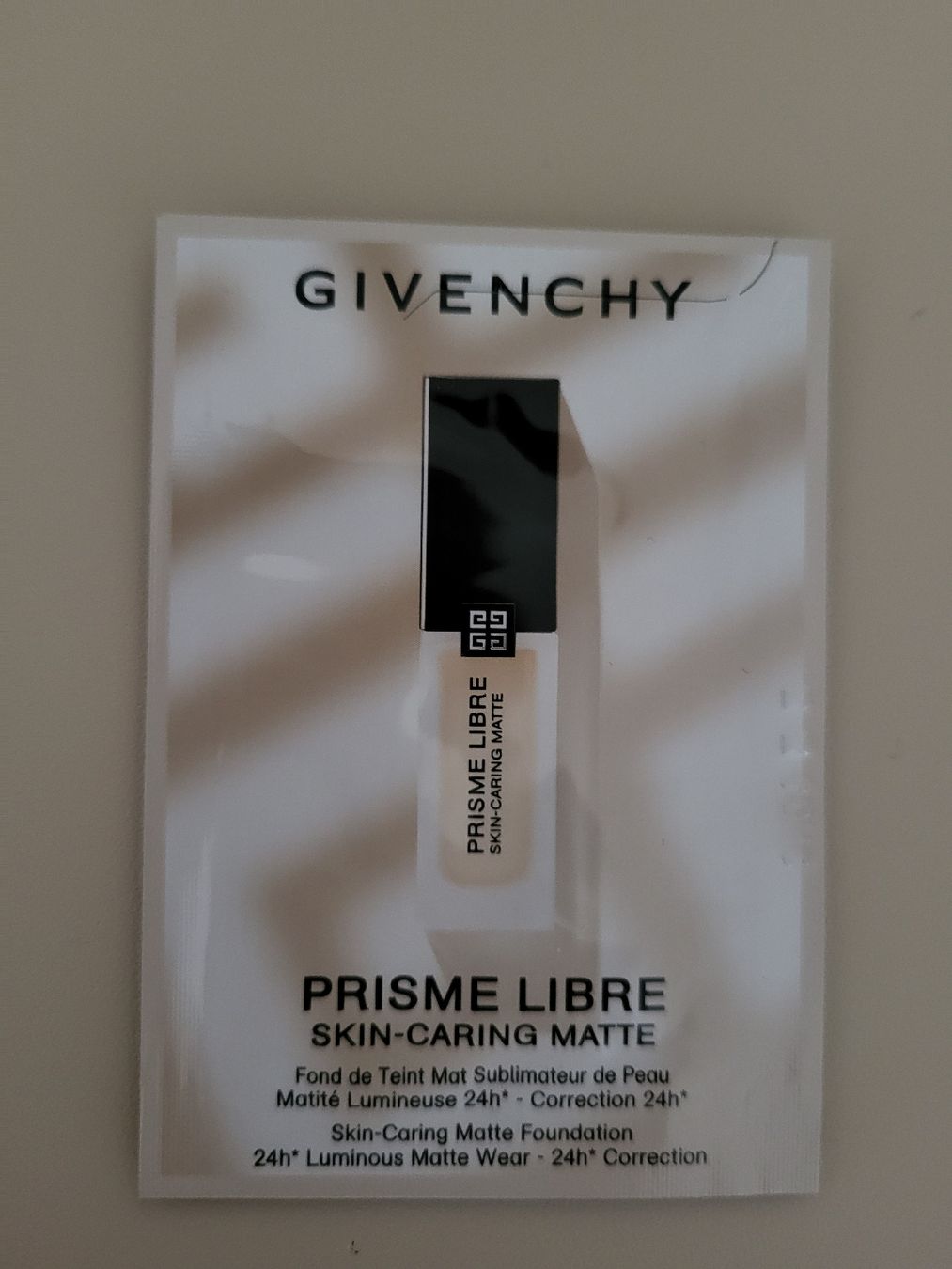 Givenchy Make-up: Givenchy Prisme Libre Foundation, Skin-Caring Matte 3-N250 – Nuovo e nell'imballaggio originale da Nänikon venduto da Skin-Beauty